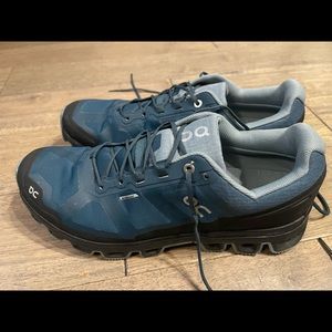 ON cloud venture shoes size 10.5. Worn 2 times $75. New $160